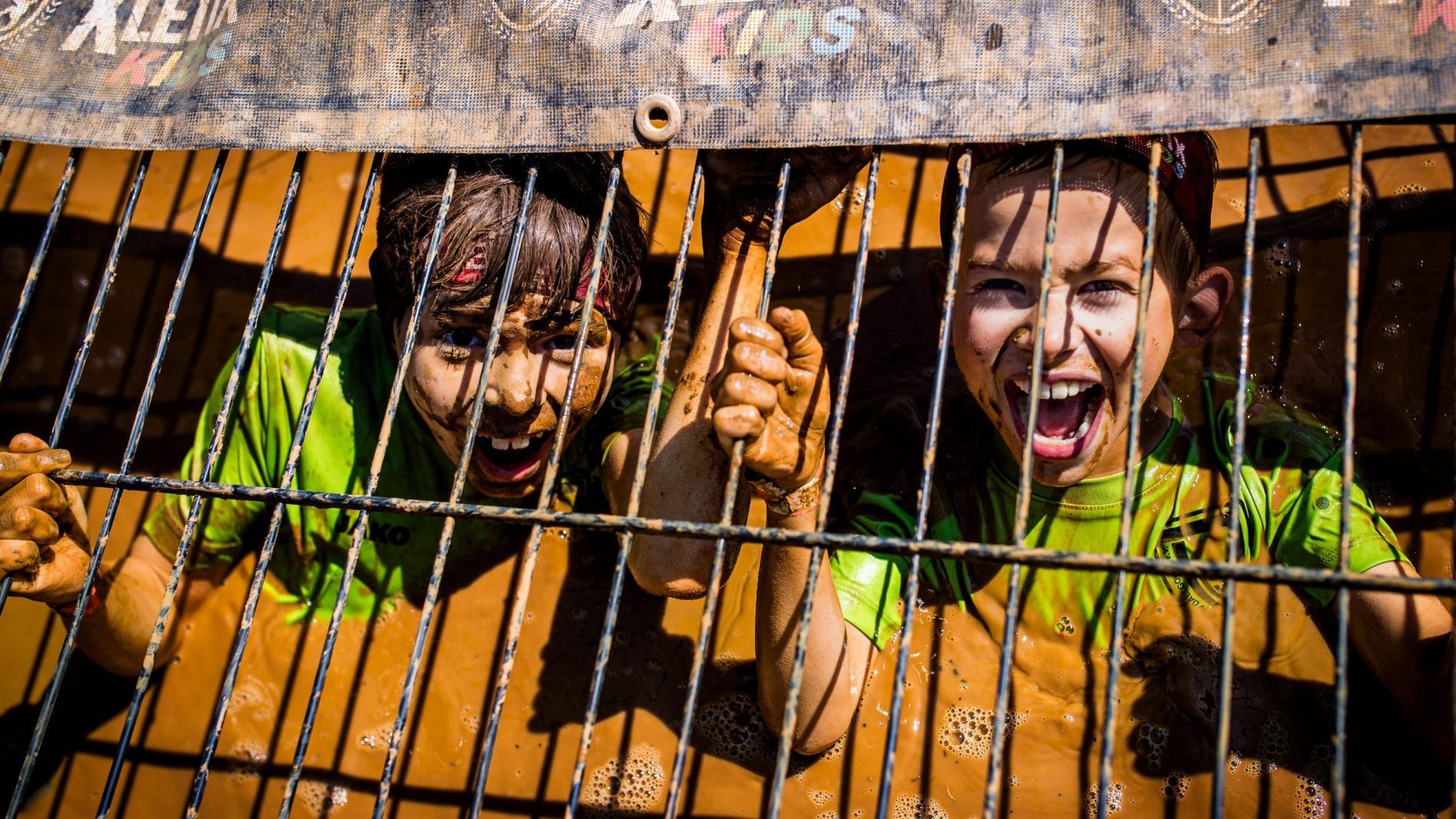 Kids im Gitterbecken
