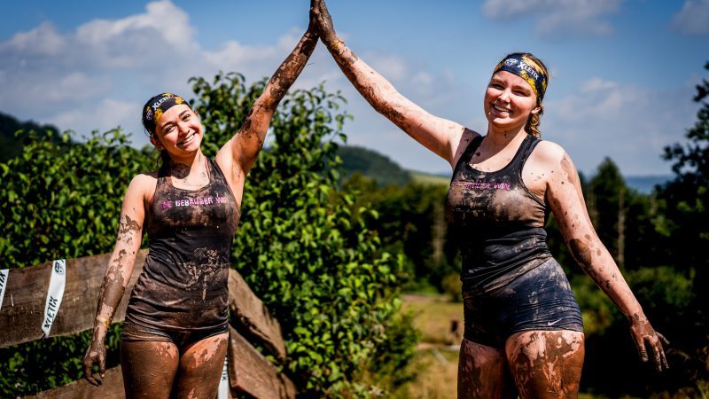 zwei Frauen geben sich High Five