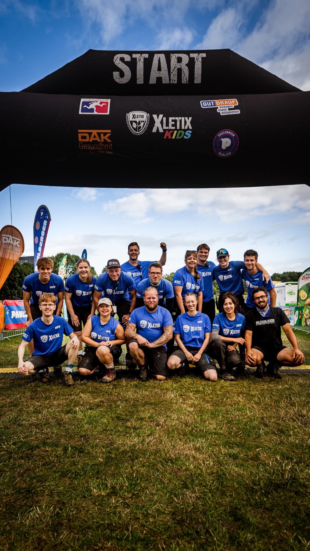 Was für eine Saison – was für eine Crew! 💚

Hinter jedem XLETIX Kids Event steckt ein Team, das gemeinsam anpackt, aufbaut, motiviert, improvisiert, tanzt, lacht und auch an langen Eventtagen alles gibt. 🙌

Ihr habt 2026 wieder dafür gesorgt, dass tausende Kids und Familien mit einem breiten Grinsen, jeder Menge Matsch und unvergesslichen Erinnerungen nach Hause gegangen sind. 🥹💚

DANKE an jedes einzelne Crewmitglied! DANKE für euren Einsatz, eure Energie und all die gemeinsamen Momente dieser Saison! Ohne euch gäbe es kein XLETIX Kids.

Du hast Lust, Teil unserer Crew zu werden?
Offene Stellen sind auf unserer Webseite zu finden (Link in Bio).

#xletixkids #crew #teamwork #familienabenteuer