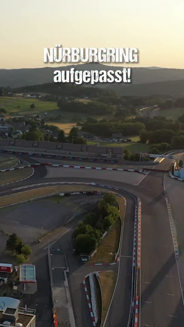 🚨 NÜRBURGRING aufgepasst! 🚨
2027 wird diese Strecke zum größten Abenteuerspielplatz der Region! 🏁🔥
 
Denn jetzt seid ihr an der Reihe! Gemeinsam als Familie meistert ihr Hindernis für Hindernis und erlebt euer nächstes Familienabenteuer.💪👨‍👩‍👧‍👦
Ob klettern, springen, balancieren oder durch den Schlamm – hier zählt vor allem eins: Gemeinsam unterwegs sein und euer nächstes Abenteuer zu erleben. 🖤🔥
 
Willkommen bei XLETIX KIDS NÜRBURGRING !
Seid ihr am Start? 👀
Alle Infos & Anmeldung findet ihr über den Link in unserer Bio.
 
#XLETIXKIDS #Nürburgring2027 #Familienabenteuer #Hindernislauf #KidsOCR Rennstrecke